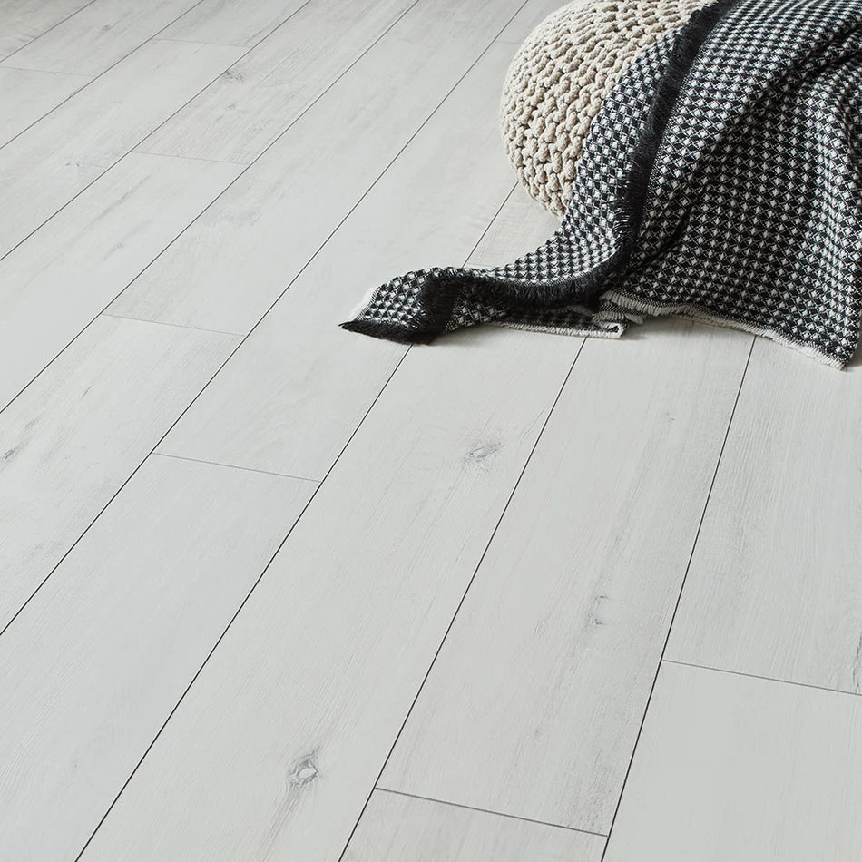modern-oak-8mm-laminate-flooring-2