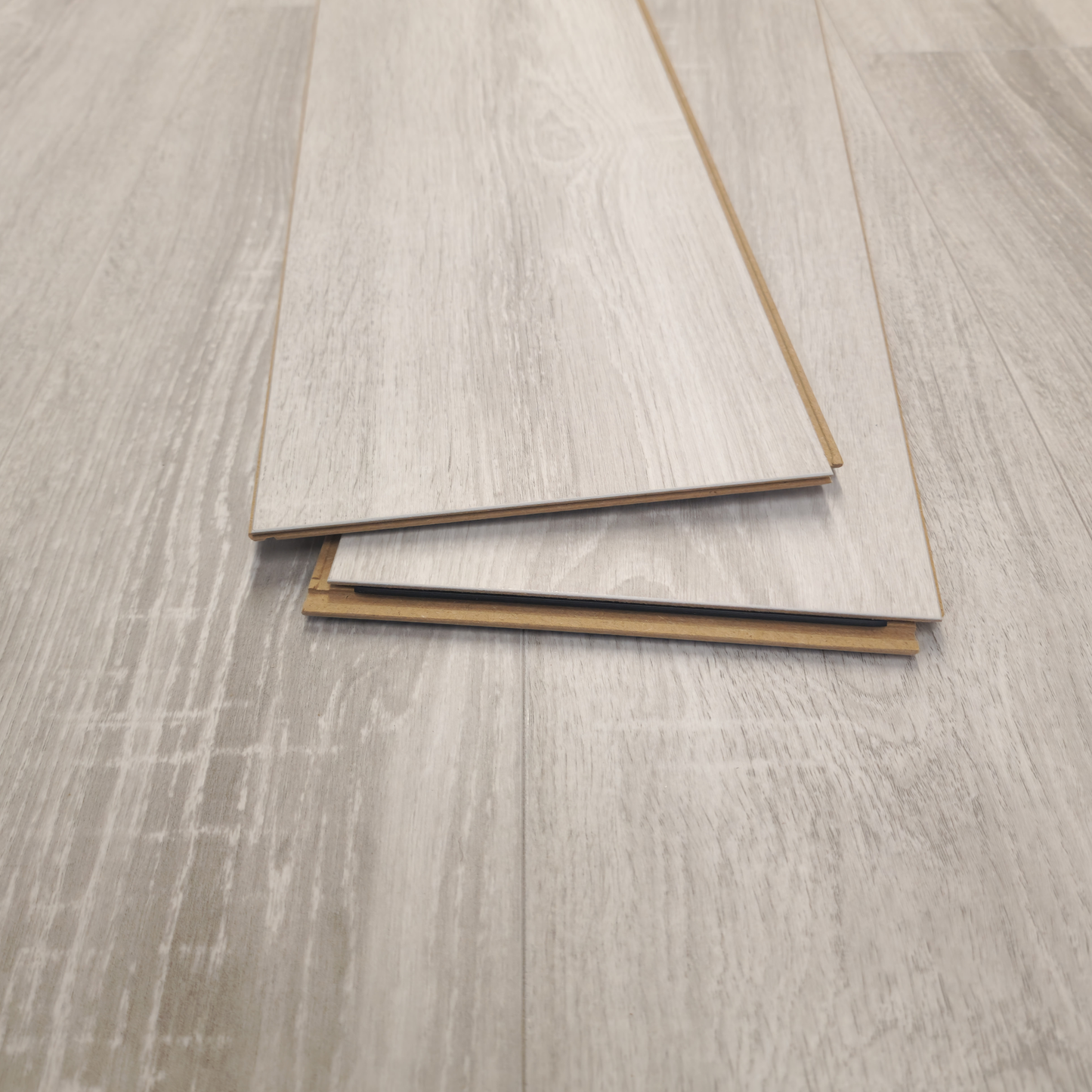 Waterproof Luxury Amberwood Oak 8mm Laminate Flooring