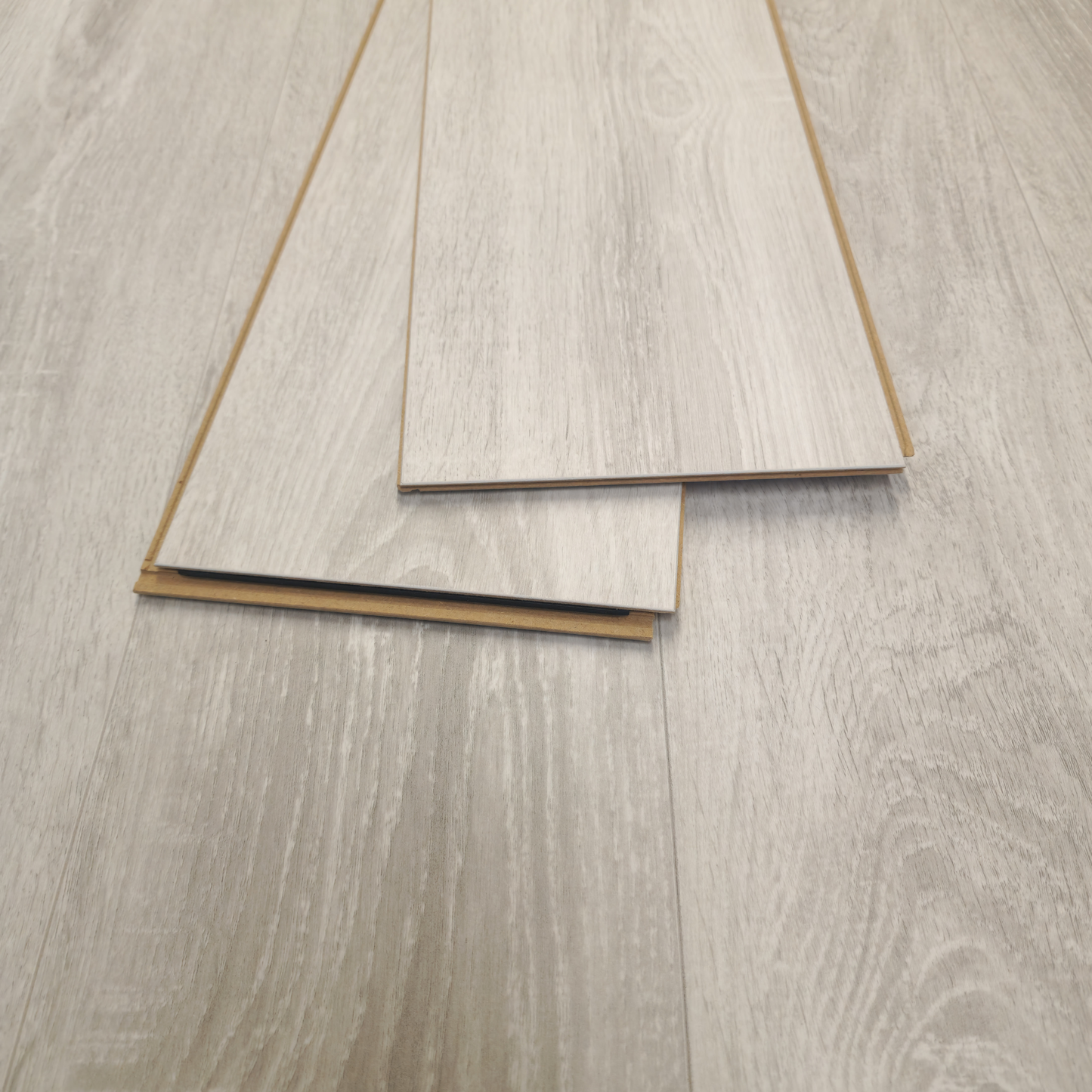 Waterproof Luxury Amberwood Oak 8mm Laminate Flooring