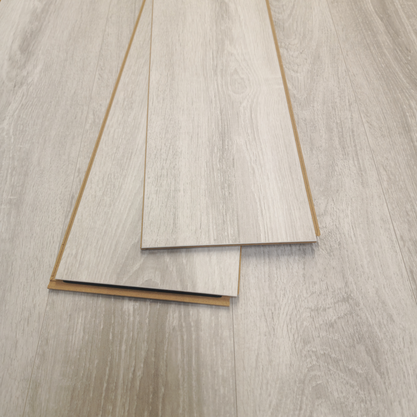 Waterproof Luxury Amberwood Oak 8mm Laminate Flooring