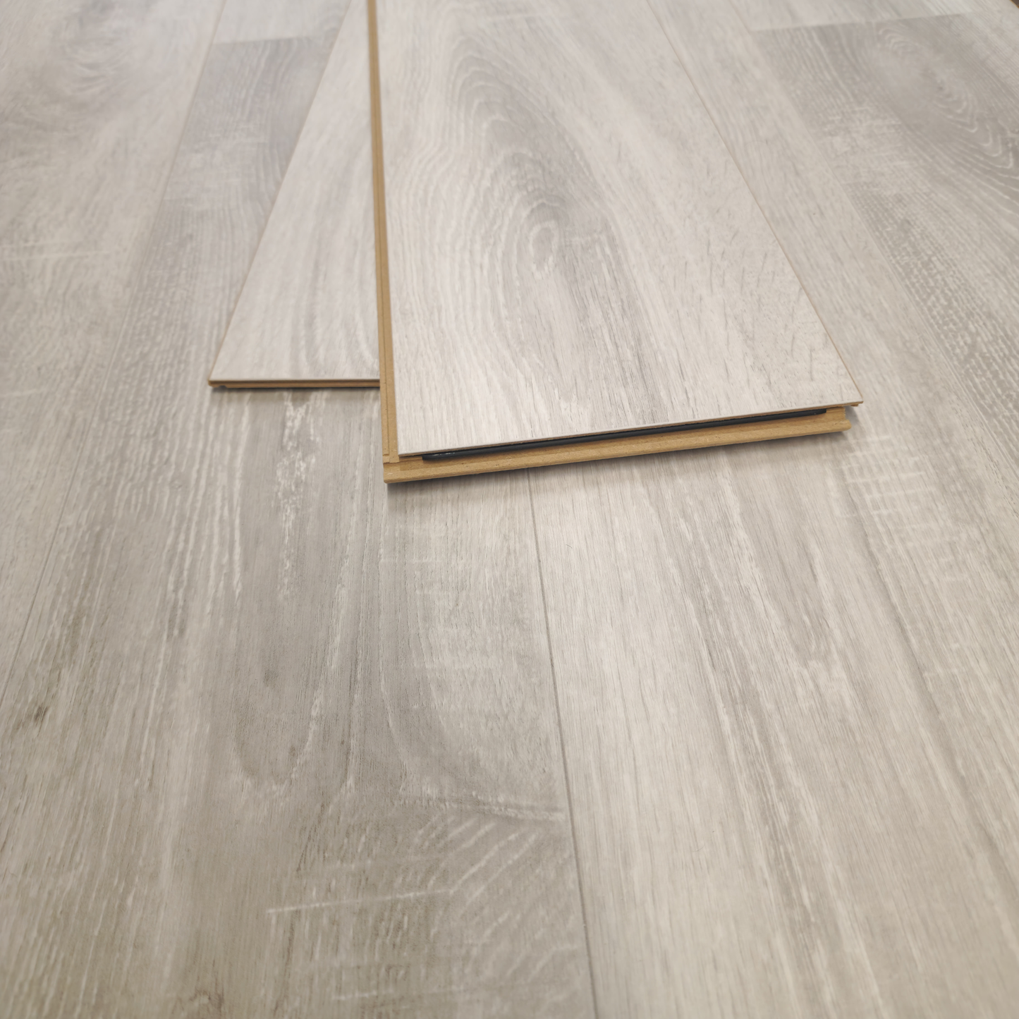 Waterproof Luxury Amberwood Oak 8mm Laminate Flooring