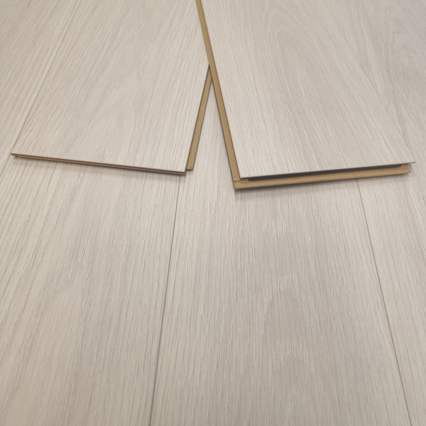 Waterproof Luxury Brightwood Oak 8mm Laminate Flooring