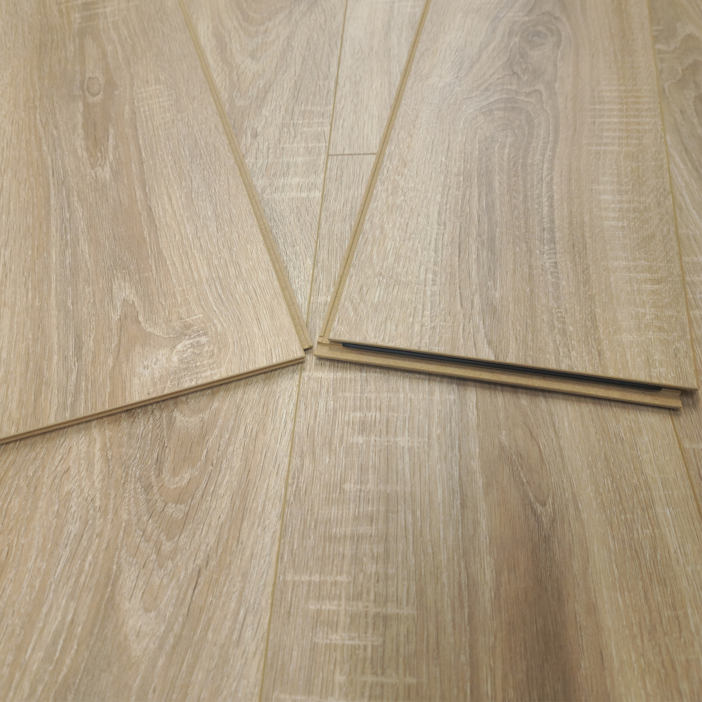 Waterproof Luxury Caramel Oak 8mm Laminate Flooring