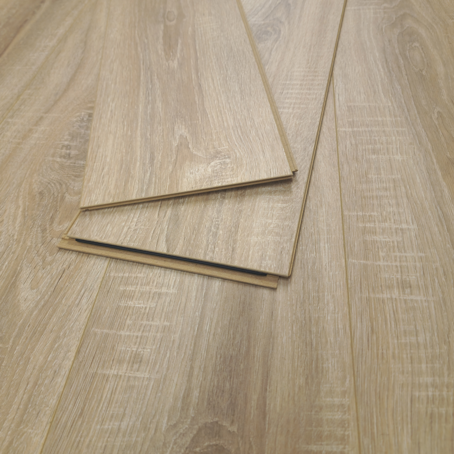 Waterproof Luxury Caramel Oak 8mm Laminate Flooring
